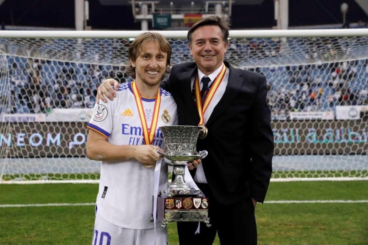 Luka Modric y Niko Mihic, jugador y consejero médico del Real Madrid.