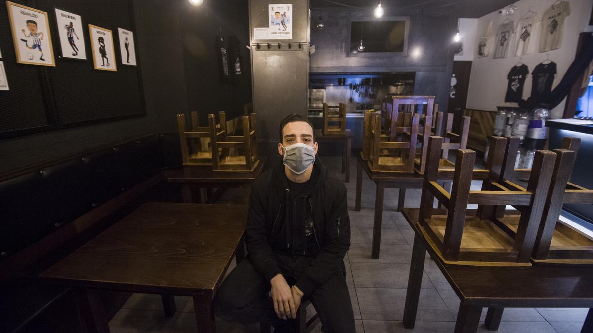 Juan Fernández en el interior de su negocio, la cervecería Malte.