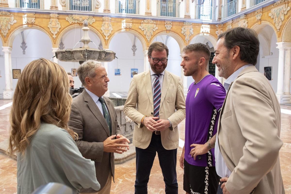 Casas y Monterrubio charlan con Fuentes antes de la presentación del acto.