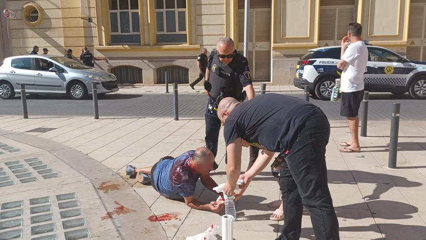 La Policía socorre a un hombre ensangrentado en el centro de Castelló