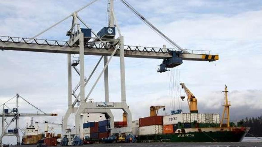 Movimiento de contenedores, ayer, en el Puerto de Marín.  // G.S.