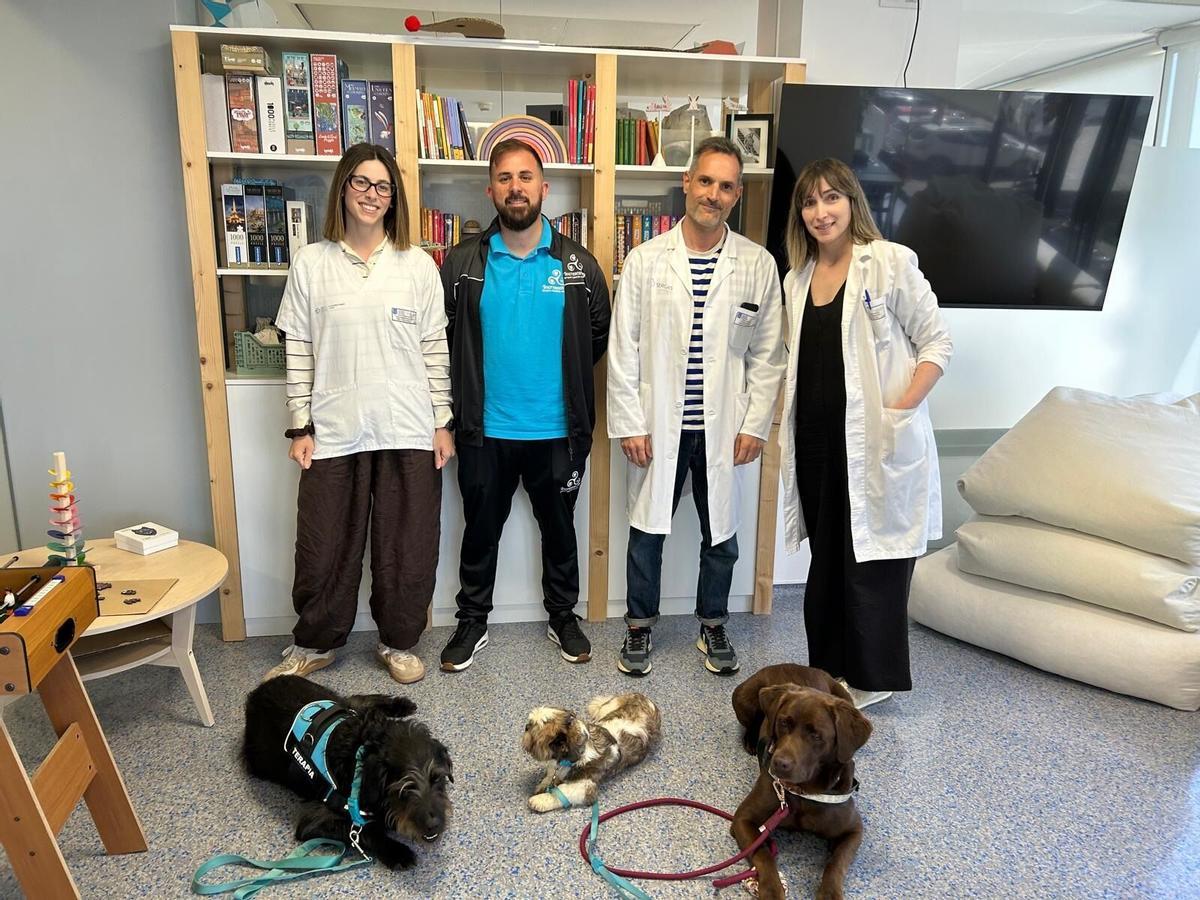 El equipo de encargado de las terapias con animales junto los perros de apoyo terapéutico.