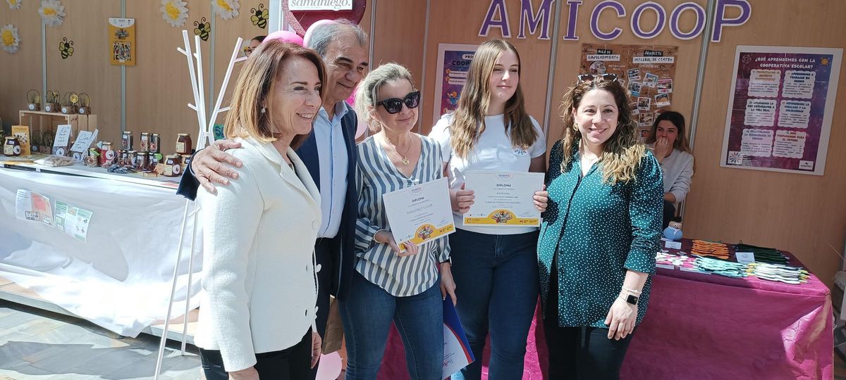 La concejala de Educación del Ayto. de Murcia, Belén López, entregó junto a Juan Antonio Pedreño los diplomas a las cooperativas escolares participantes.