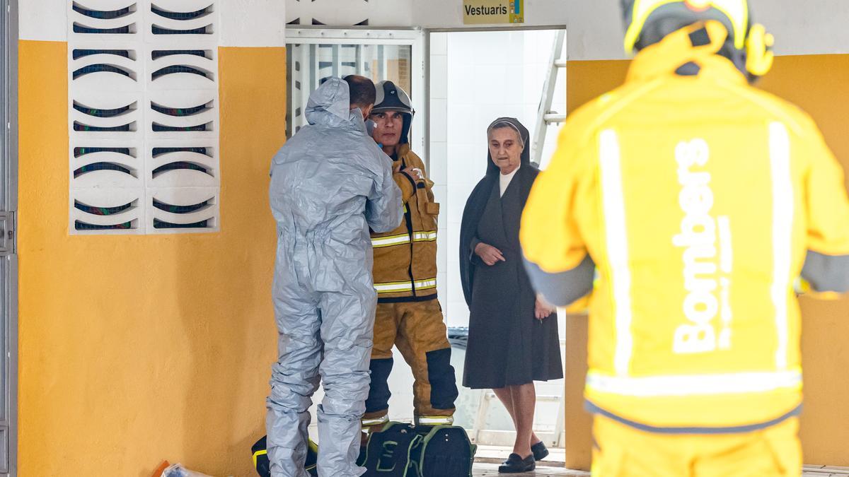 Bomberos del Consorcio Provincial, taponando la fuga y limpiando la zona afectada, en presencia de una religiosa del centro.