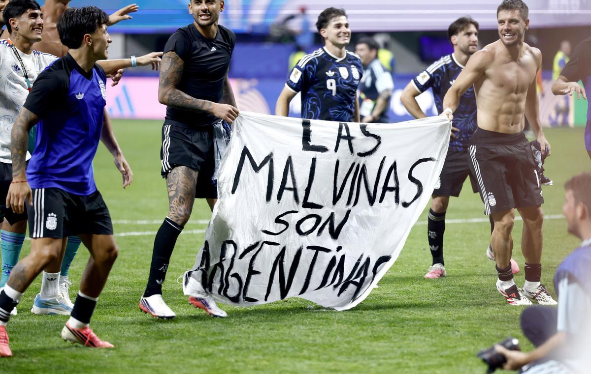Los jugadores de Argentina, con la pancarta 'Las Malvinas son Argentinas'