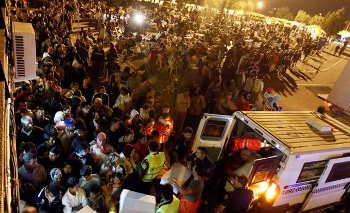 Una ambulància atén les persones que passen la nit al ras a Llorca.