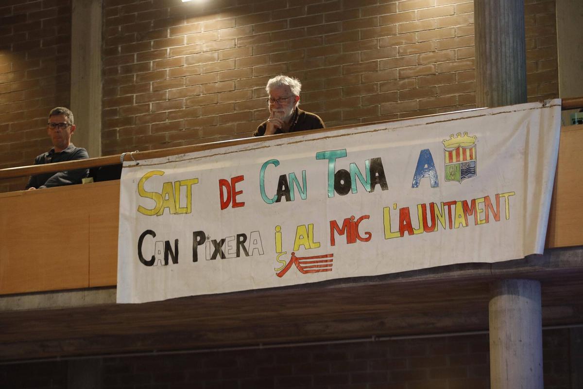 Salt. Teatre. Entrega del Premi Tres de Març a Felix Mussoll (rector de la parroquia de Sant Cugat).