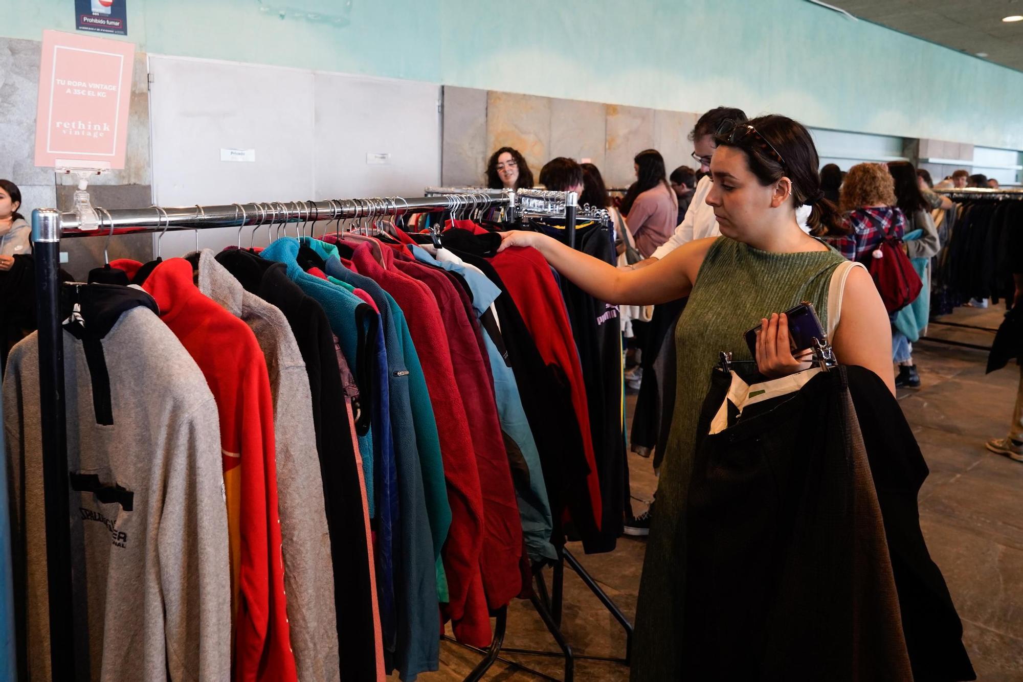 Moda 'vintage' en Palexco: Furor por la ropa de segunda mano en A Coruña