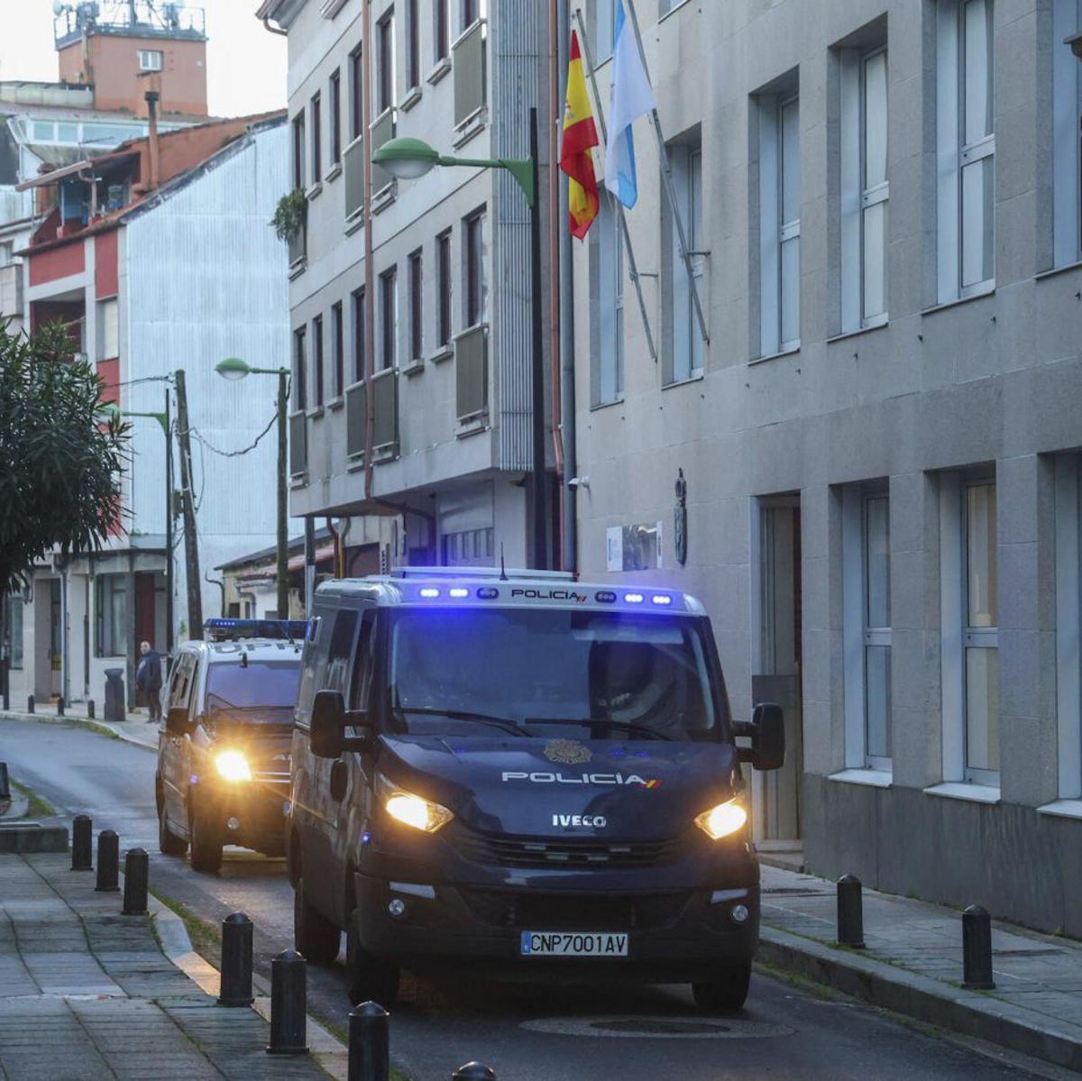 Dos vehículos de la Policía Nacional, frente al juzgado de Cambados. | IÑAKI ABELLA