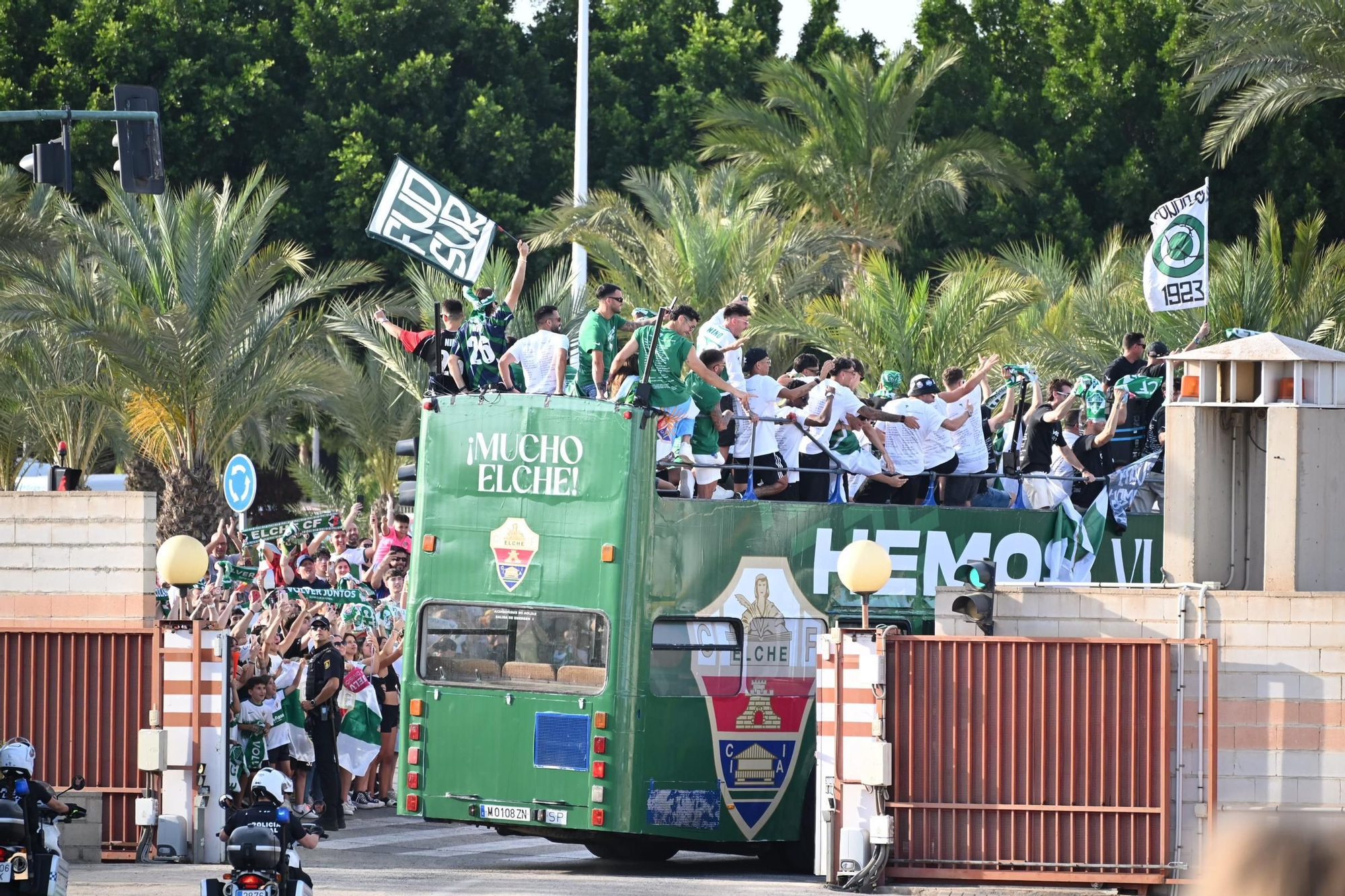 El Elche CF celebra el ascenso a Primera con una rúa en autobús hasta la Plaça de Baix