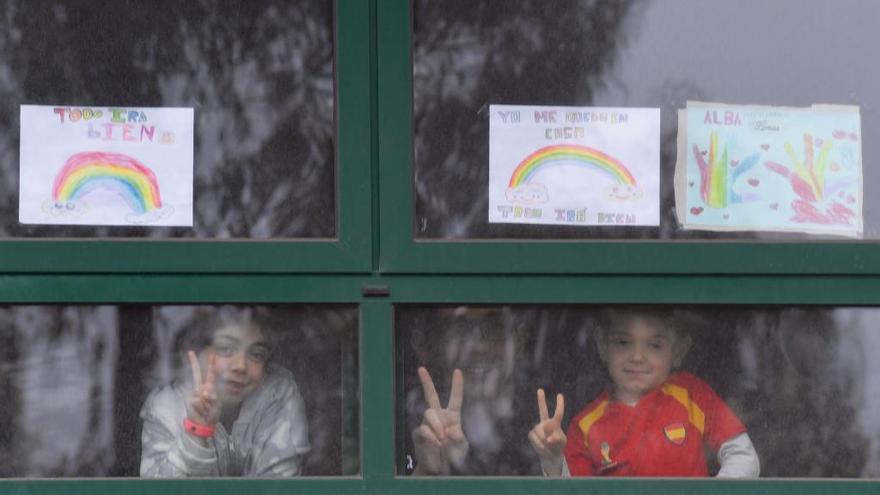 Dos niños durante el confinamiento.