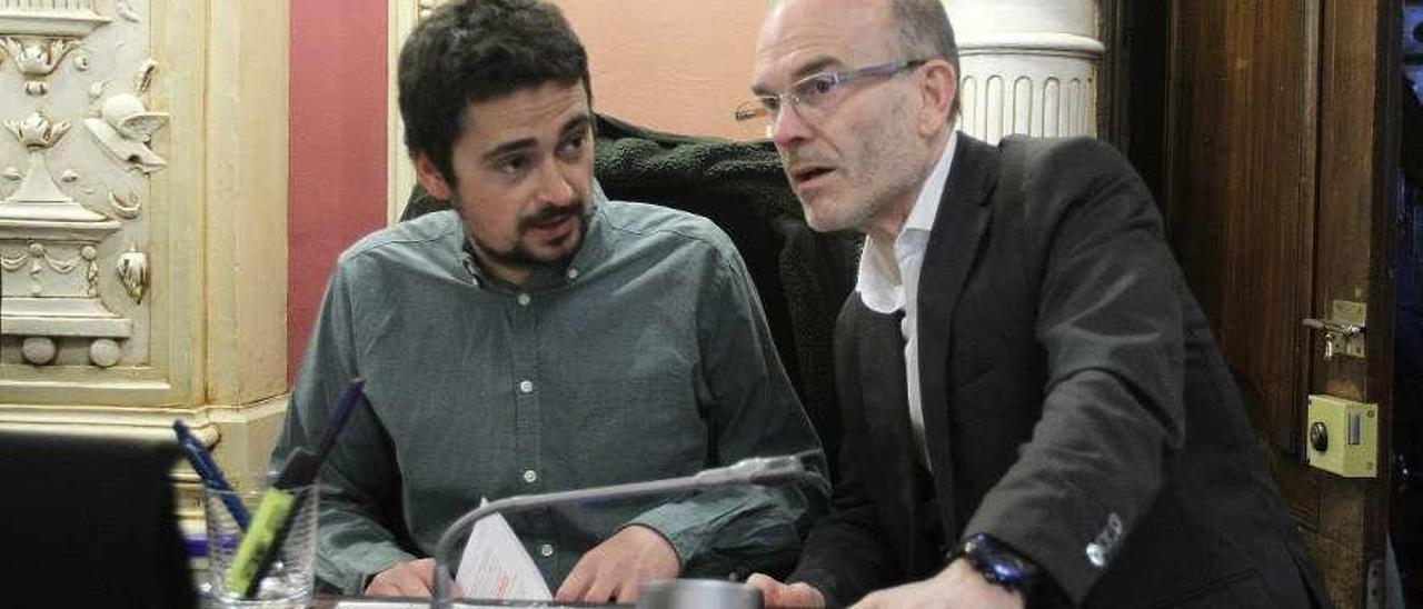 Martiño Vázquez, de OUeC (sentado), y Vázquez Barquero, del PSOE, en el último pleno. // Iñaki Osorio