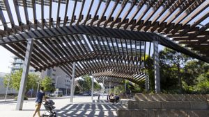 Prova pilot per compartir energia solar de les pèrgoles fotovoltaiques de l’espai públic
