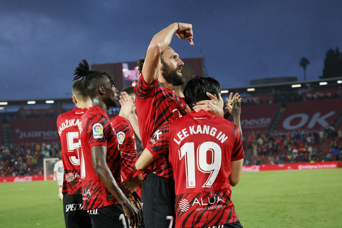 Los jugadores del Mallorca celebran el gol de Muriqi al Valencia