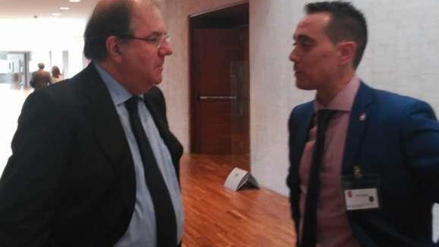 El presidente de la Junta, Juan Vicente Herrera, conversa con el alcalde de Benavente, Luciano Huerga, tras la aprobación