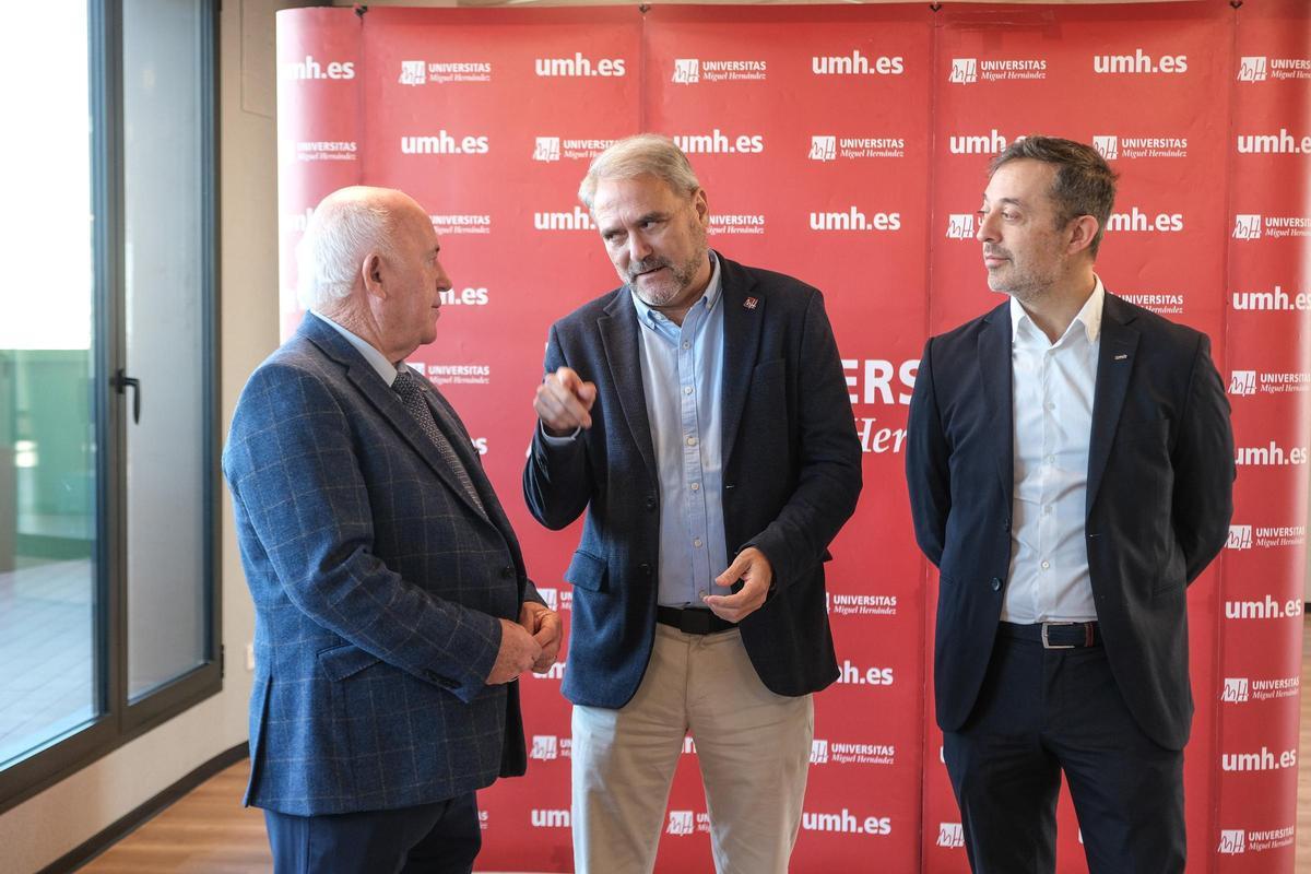 El rector Juan José Ruiz y el presidente del consejo social de la UMH, Joaquín Pérez, junto al vicerrector Juan José López, en un acto