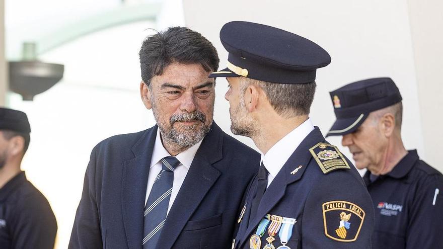 El nuevo comisario conversa con el alcalde, en un acto de la Policía Local de Alicante