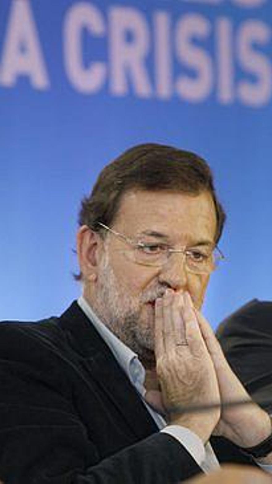 Rajoy olvida cerrar un micrófono y exclama: "mañana tengo el coñazo del  desfile" - Levante-EMV