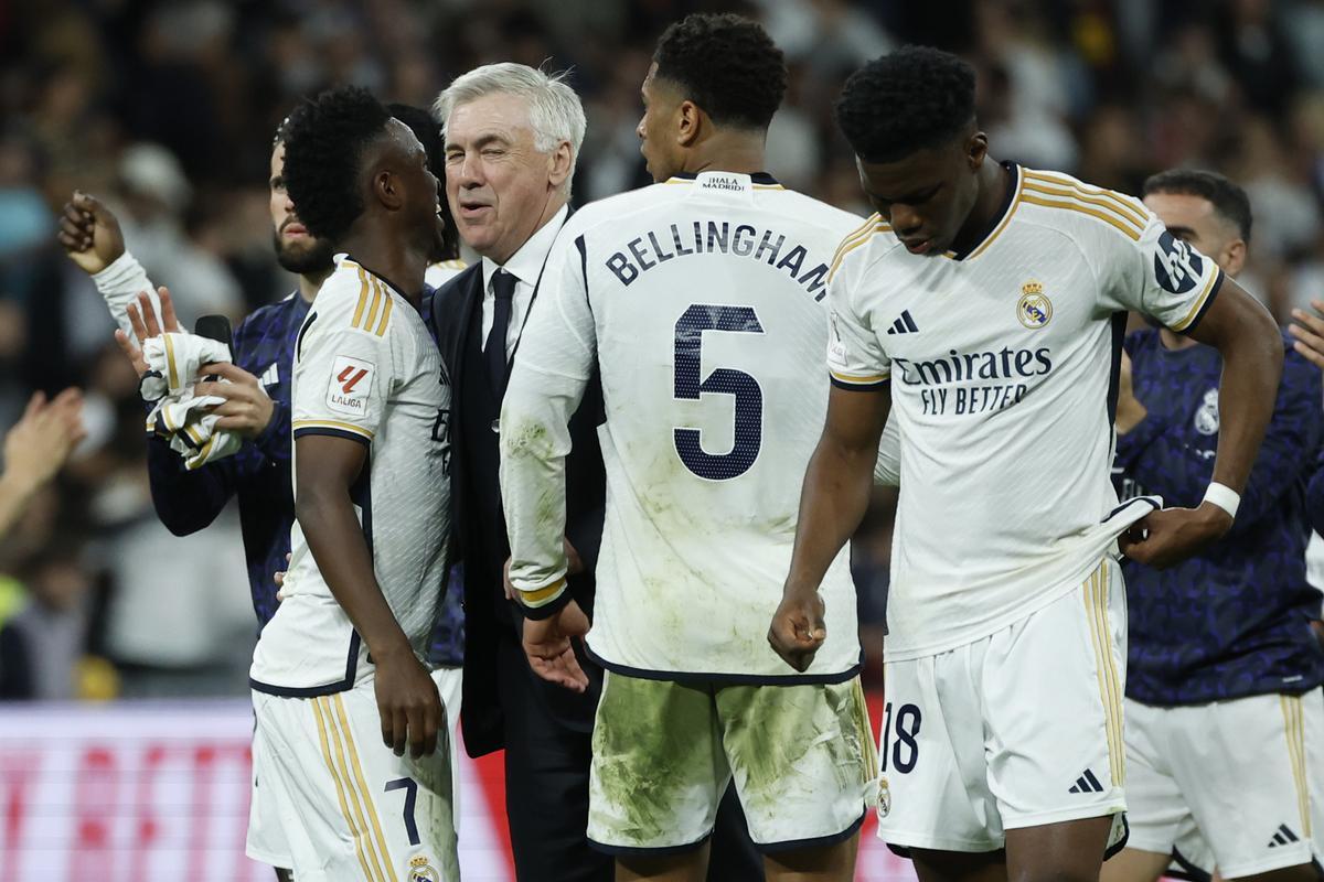 Ancelotti con varios jugadores del Real Madrid.