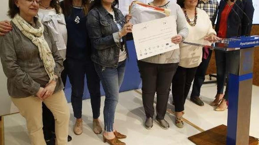 Por la izquierda, Carmen Bellido, Carmen Fernández, Nuria Delmiro, Yolanda Alonso, Belén Cueva, Carmen Briansó, Juan Luis Vega y Mónica Alonso, ayer, durante la entrega del cheque a la asociación saharaui.