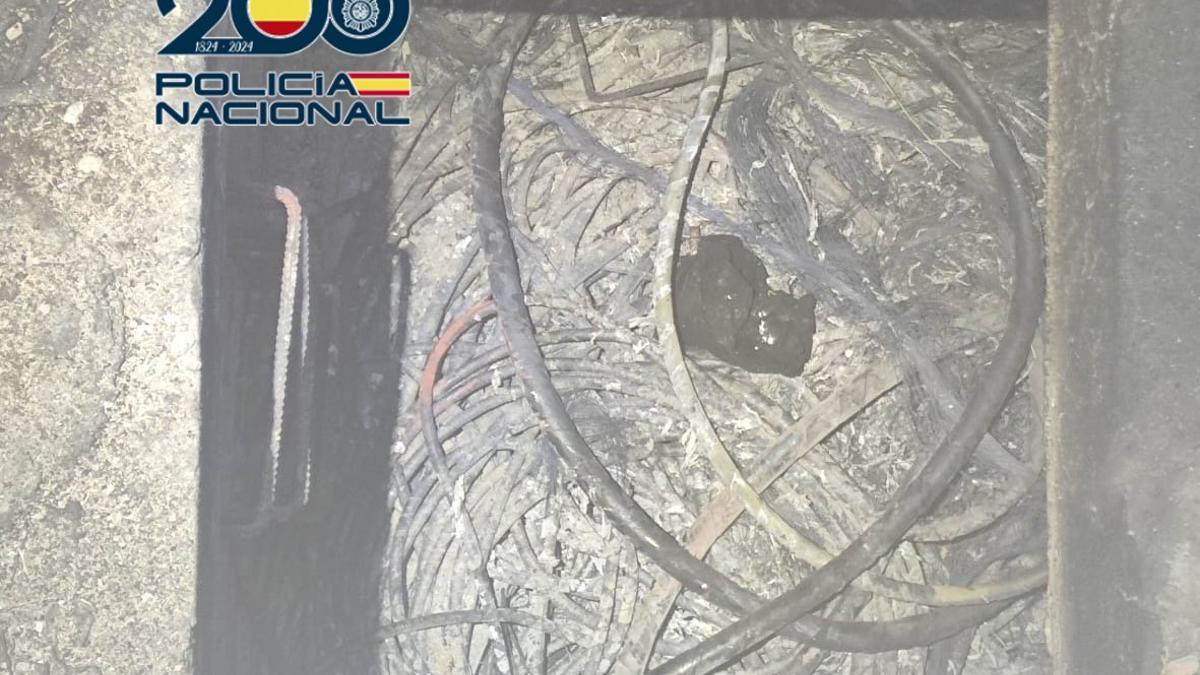 Restos de cable de cobre quemado localizado por la Policía en una de las alcantarillas que los ladrones usaban como horno.