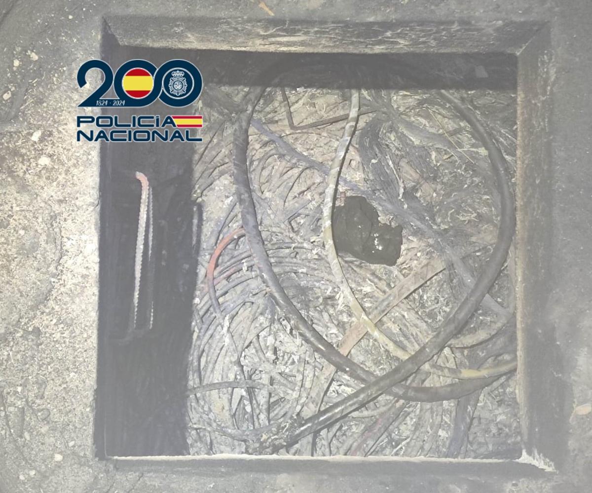 Restos de cable de cobre quemado localizado por la Policía en una de las alcantarillas que los ladrones usaban como horno.