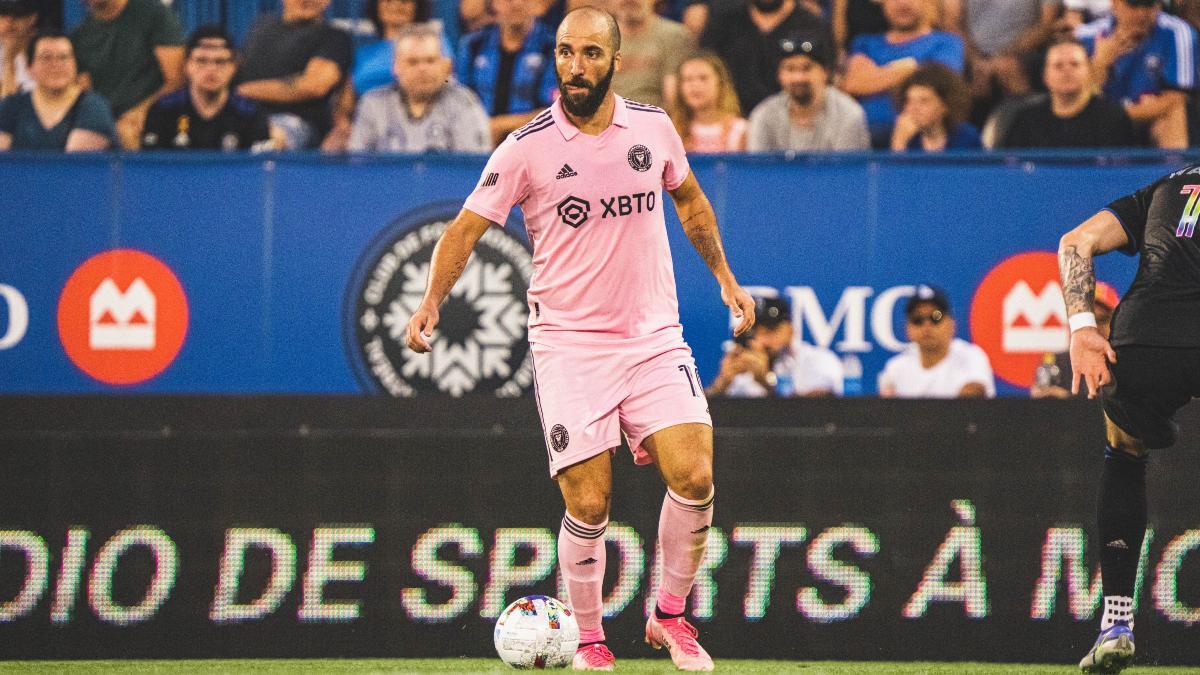 Gonzalo Higuaín con el Inter de Miami en el campo del Montreal