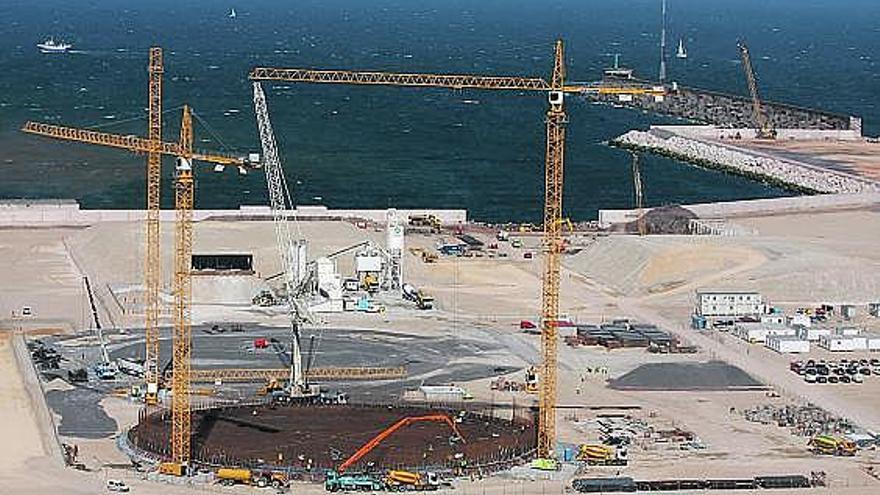 El avance de la regasificadora. Las labores de construcción de la planta regasificadora de El Musel, donde se trabaja en los dos grandes aljibes de la futura instalación, marchan a buen ritmo en el suelo ganado al mar.