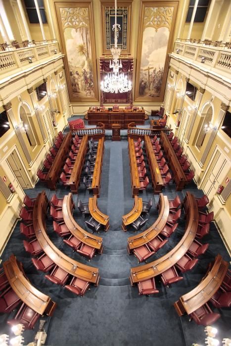 Estrecheces en el Parlamento de Canarias