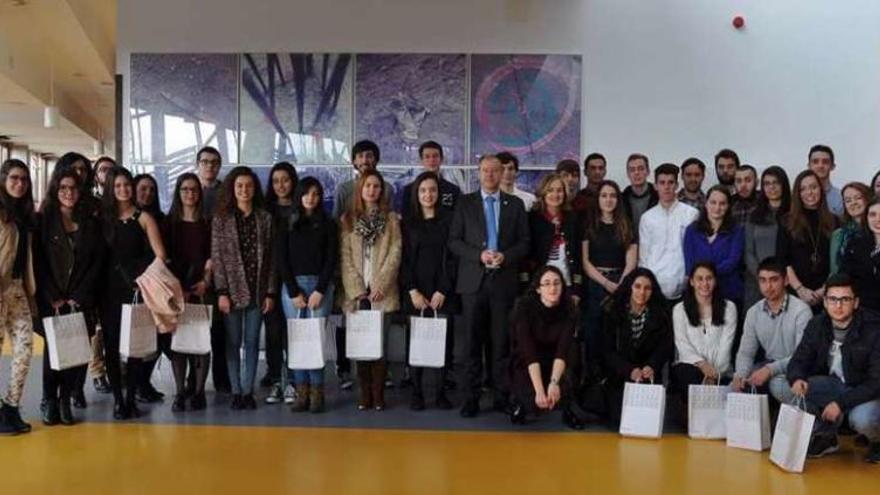 Los 45 estudiantes premiados junto al rector, Salustiano Mato y la vicerrectora, Dolores González. // Duvi