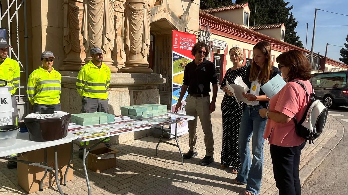 Campaña del Ayuntamiento para no dejar agua que atraiga a insectos.