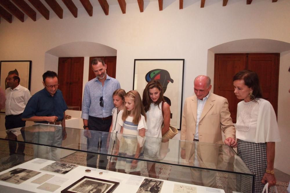 Los Reyes y sus hijas visitan la exposición de Miró y Picasso en Can Prunera de Sóller