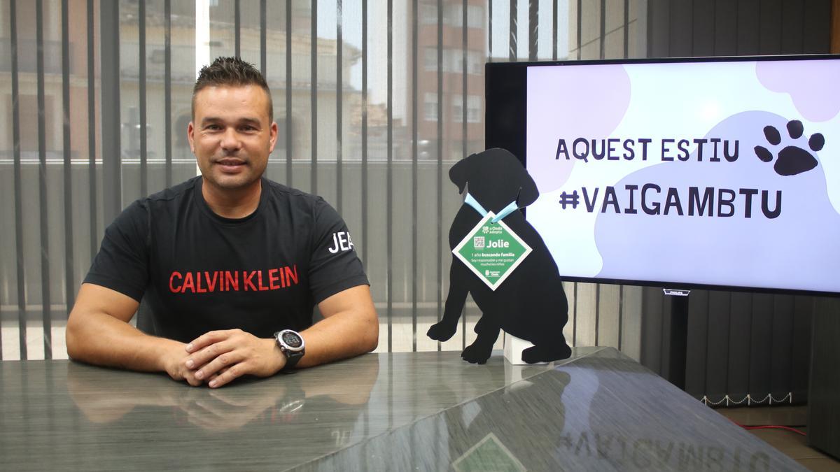 El edil de Ciudad Saludable, Paco Pastor, ha presentado la campaña de concienciación contra el abandono de mascotas.