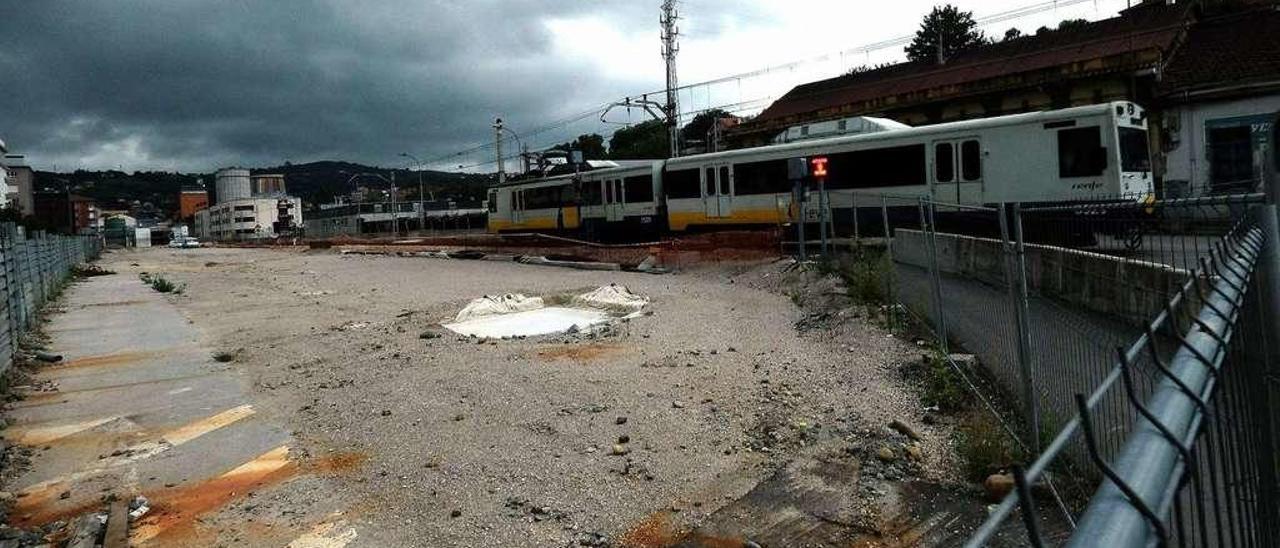 El tren pasa junto a la zona en la que se construyó el túnel, en la recta de Valnalón.