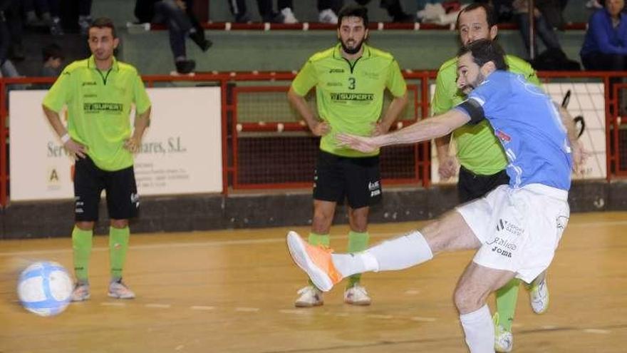 Fabián dispara a portería durante el partido. // Bernabé/Javier Lalín