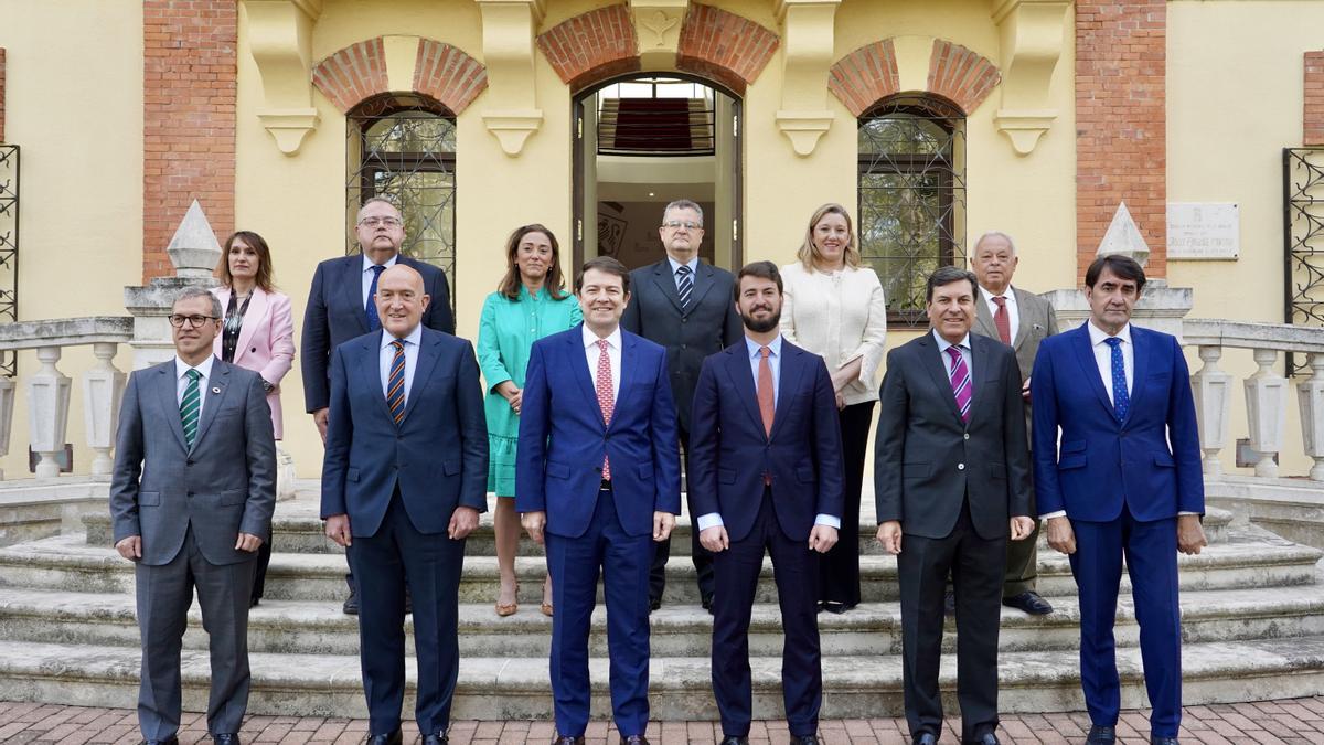 . El presidente de la Junta de Castilla y León, Alfonso Fernández Mañueco posa junto a los consejeros y consejeras en la primera reunión del Consejo de Gobierno
