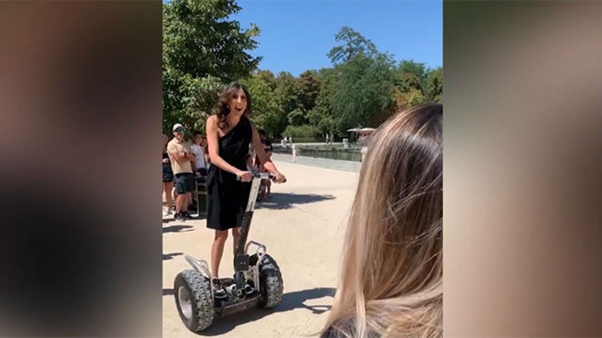 Paz Padilla se divierte en patinete