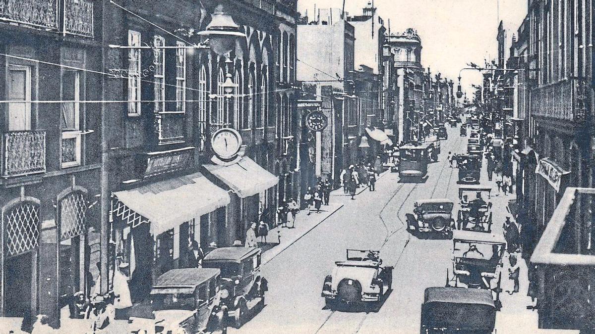Auge comercial en la calle Triana de Las Palmas de Gran Canaria hacia 1935, en una postal de la colección de José A. Pérez Cruz.