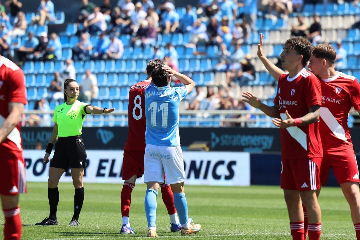 Fran Castillo se lamenta tras una ocasión perdida en el partido ante el Sevilla B