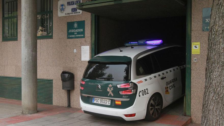 La Guardia Civil llega con un detenido al juzgado de Verín. |  Iñaki Osorio