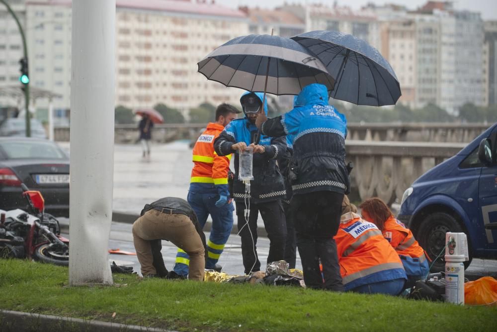 Herido grave un motorista en una salida de vía en el paseo marítimo