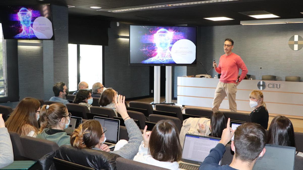 Sesión formativa que Federico Juárez, experto en e-learning y nuevas tecnologías en la Educación, ha impartido al alumnado de Enfermería de la CEU UCH en Elche.