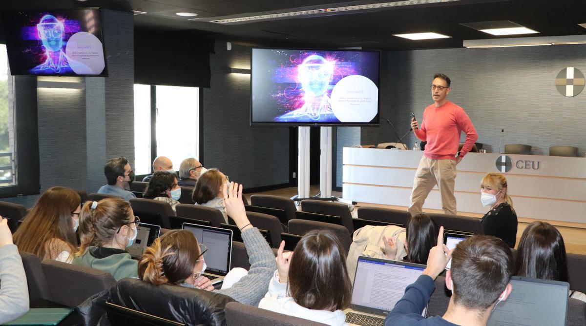 Sesión formativa que Federico Juárez, experto en e-learning y nuevas tecnologías en la Educación, ha impartido al alumnado de Enfermería de la CEU UCH en Elche.