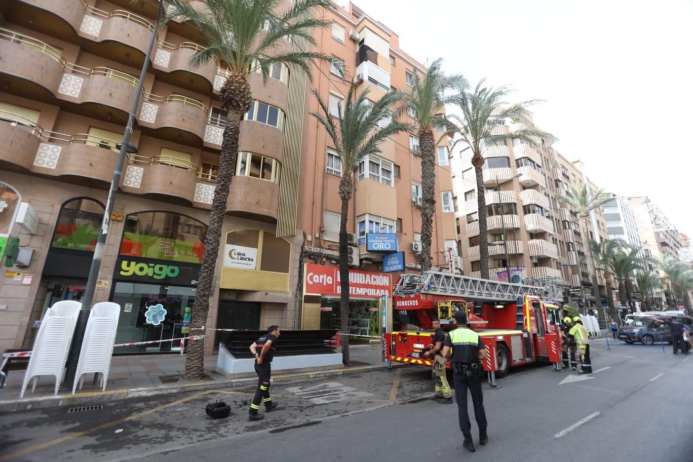 Susto en Alicante al desprenderse una cornisa en Alfonso El Sabio