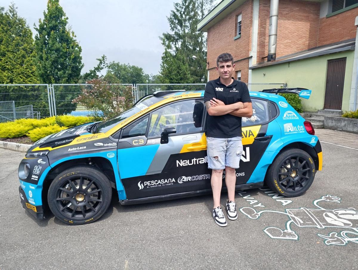 Alberto Ordoñez, en el colegio Xentiquina de Lieres, junto a su Citroën C3 Rally 2.