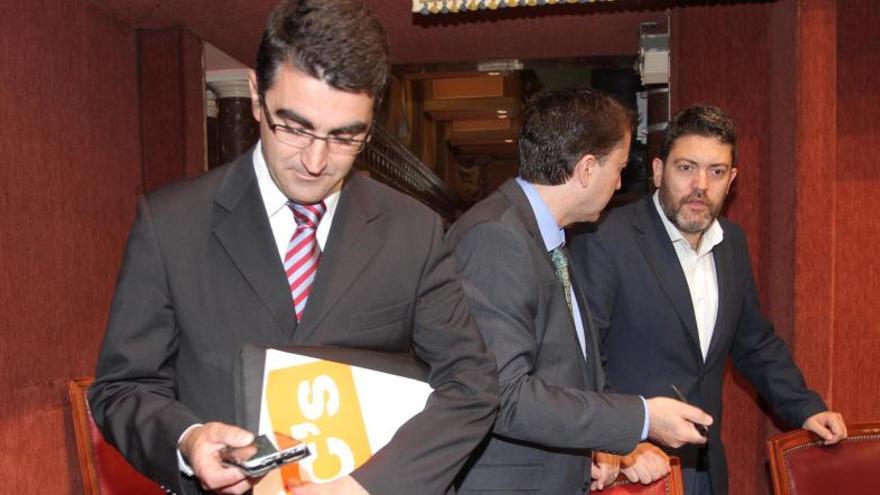 Miguel Sánchez, portavoz de C´s en la Asamblea, con otros diputados de la formación.