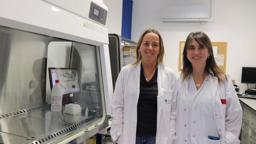 Arantxa López (izquierda), bióloga molecular, y Susana Ramon (derecha), microbióloga.