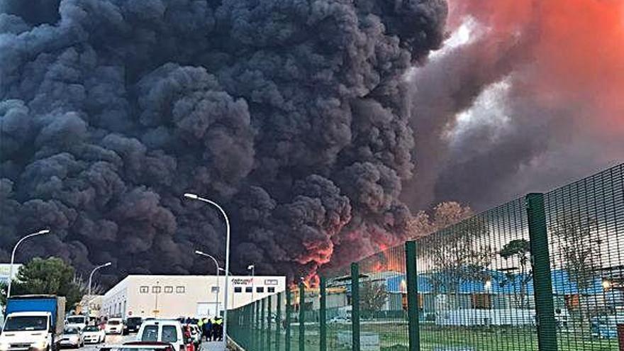 Una gran columna de fum surt de la fàbrica de dissolvents i residus industrials incendiada a Montornès del Vallès.