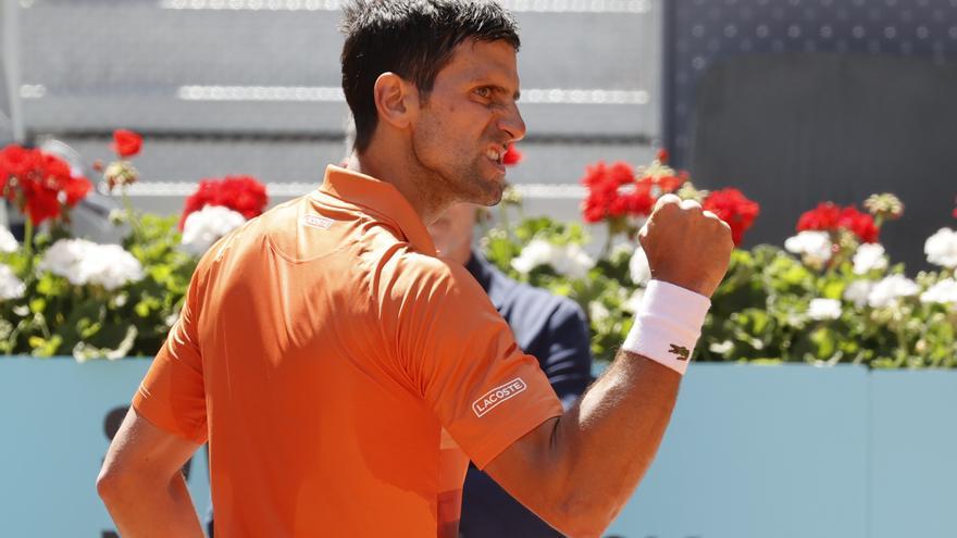 Djokovic pasa a semifinales sin despeinarse y espera a Nadal o Alcaraz