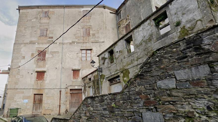 Edificaciones en venta en la calle Torre, en el casco histórico de Betanzos. |  LOC